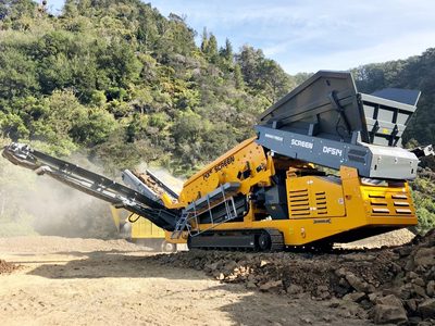 Anaconda DF514 scalping screen stockpiling on a job site