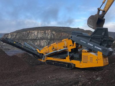 Anaconda DF518 scalping screen fed by an excavator