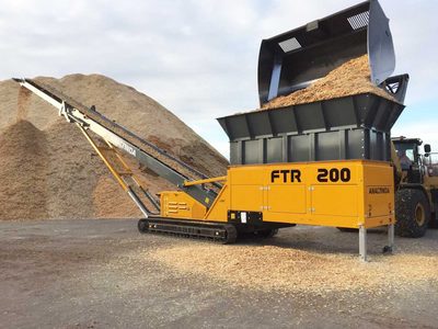 Anaconda FTR200 tracked feeding conveyor loaded with wood chips