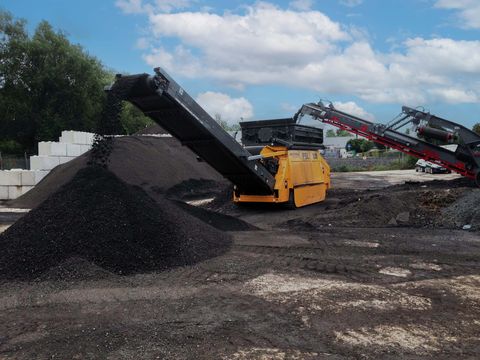 Anaconda FSL100 heavy-duty scalper on a job site, Anaconda photo 2
