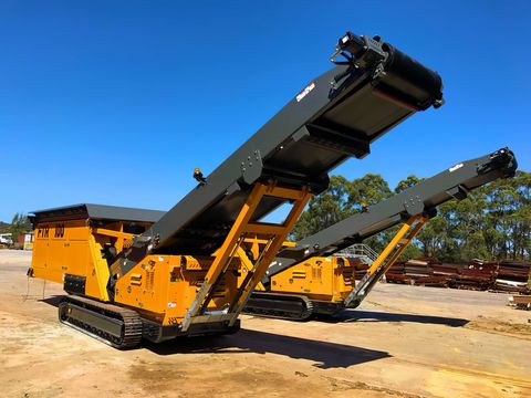 Anaconda FTR100 tracked feeding conveyor on a job site, Anaconda photo 1