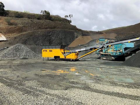 Anaconda FTR150 tracked feeding conveyor on a job site, Anaconda photo 2