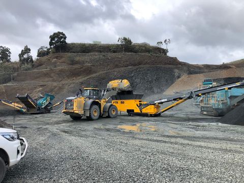 Anaconda FTR150 tracked feeding conveyor on a job site, Anaconda photo 1