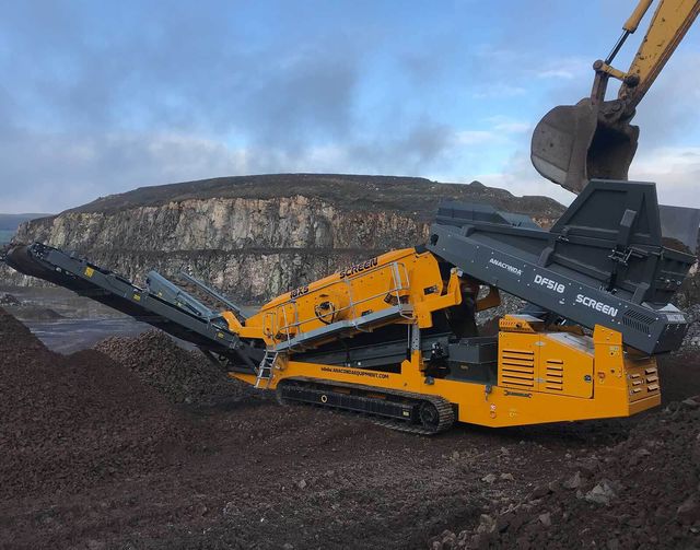 Anaconda DF518 scalping screen fed by an excavator