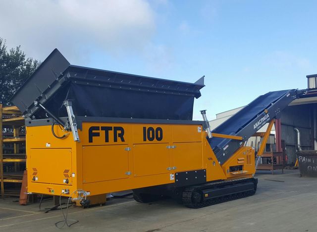 Anaconda FTR100 tracked feeding conveyor in a yard