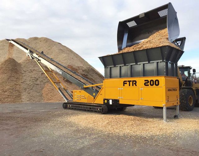 Anaconda FTR200 tracked feeding conveyor loaded with wood chips