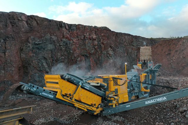 Anaconda I14R closed-circuit impact crusher working in a quarry