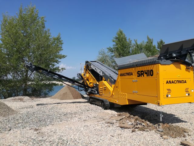 Anaconda SR410 finishing screen on gravel