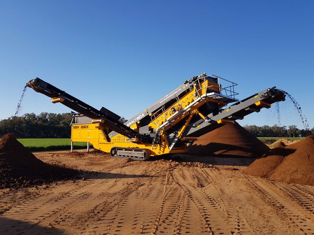 Anaconda SR514 two-deck finishing screen discharging onto piles of red earth