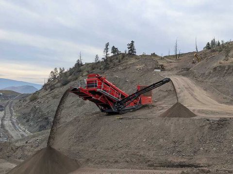 The 2025 Finlay 684 screening on a hillside job site, building a stockpile