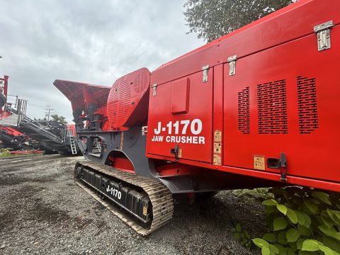 Close view of the 2018 J-1170 engine enclosure and tracks